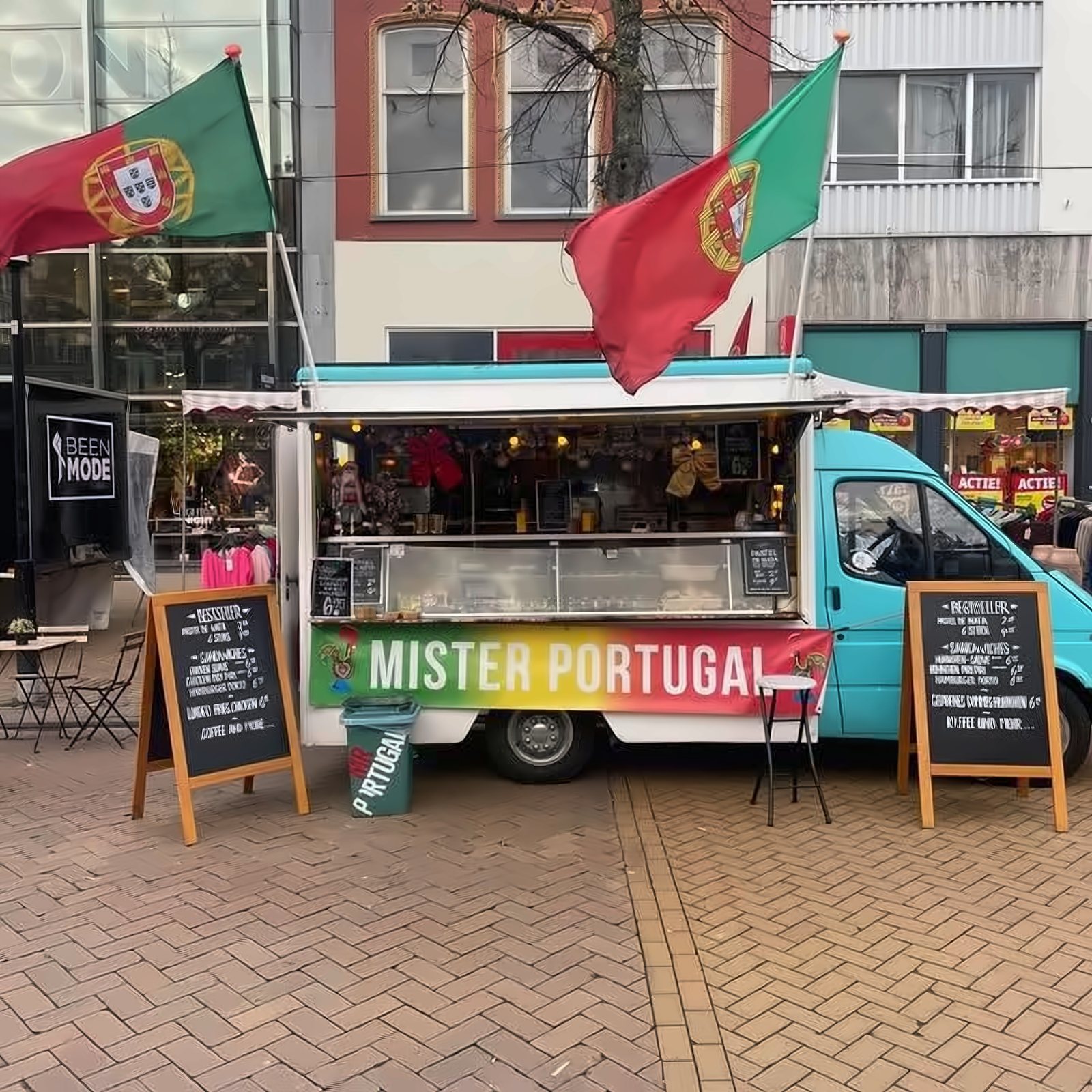 De foodtruck van Angela op de Vismarkt in Groningen, met Portugese vlaggen